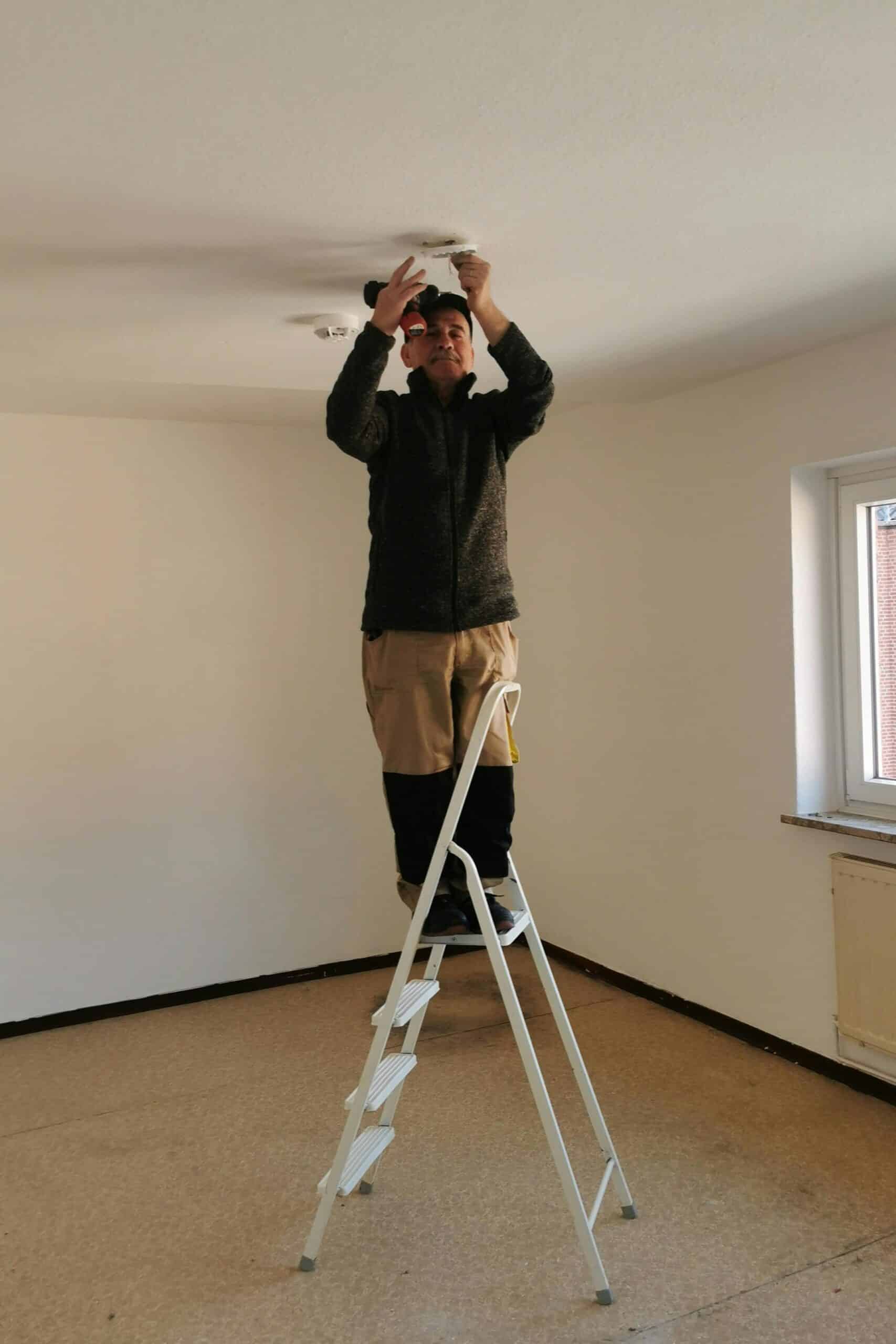 How to find a emergency electrician near me